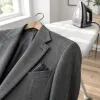 Repasser, défroisser, détacher : préparer son costume la veille du mariage