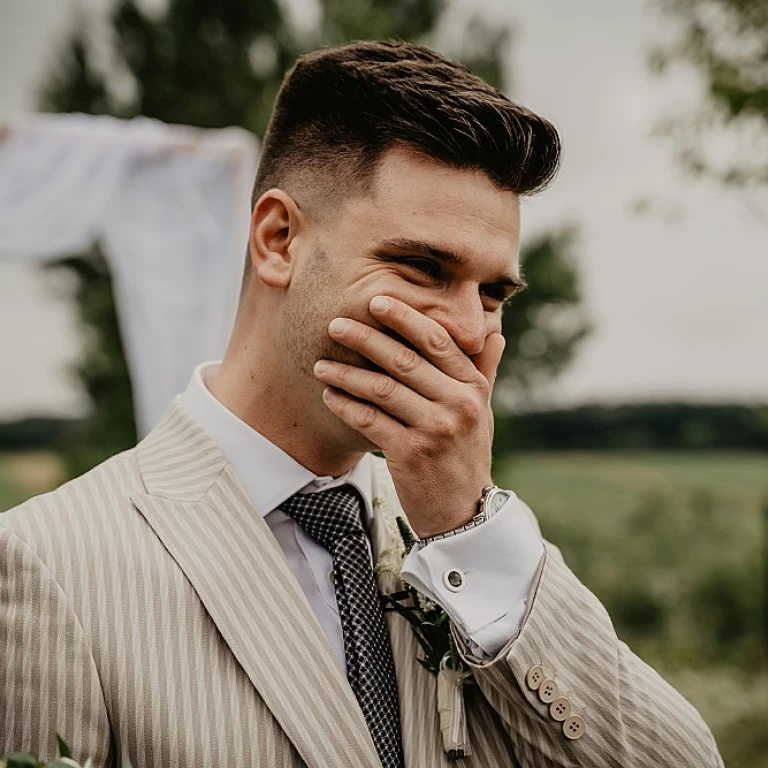 Le charme du costume vert sauge pour un mariage élégant