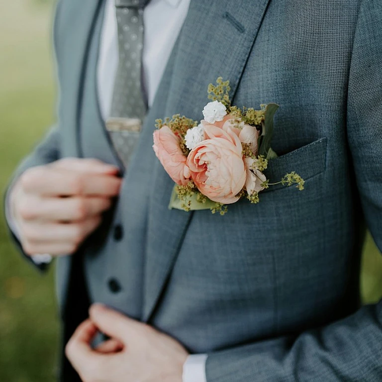 L'élégance du costume vert d'eau pour un mariage
