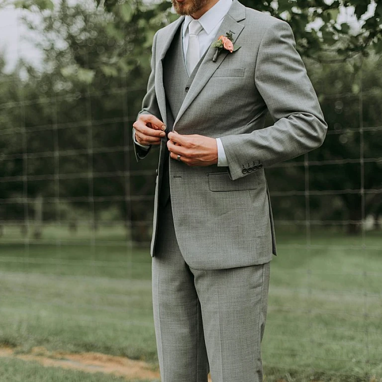 L'élégance du costume de mariage beige : un choix raffiné
