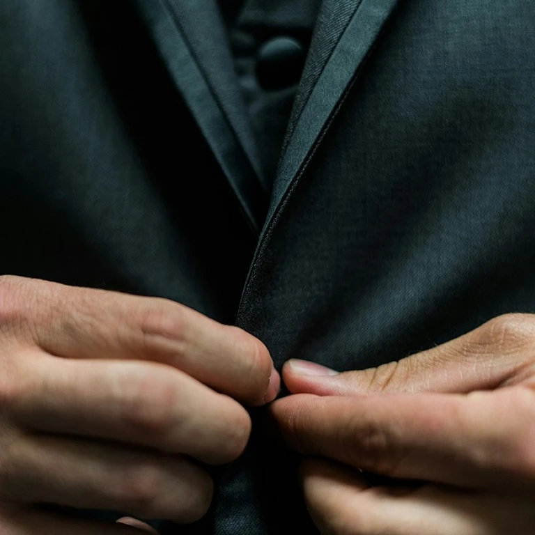 L'élégance du costume noir avec chemise bleue pour un mariage
