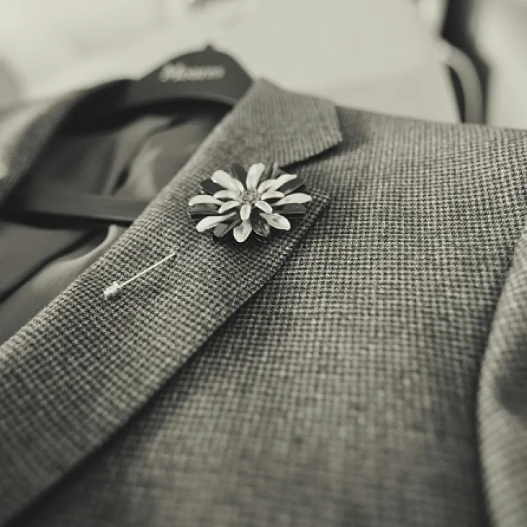 Comment choisir un costume croisé noir pour un mariage élégant